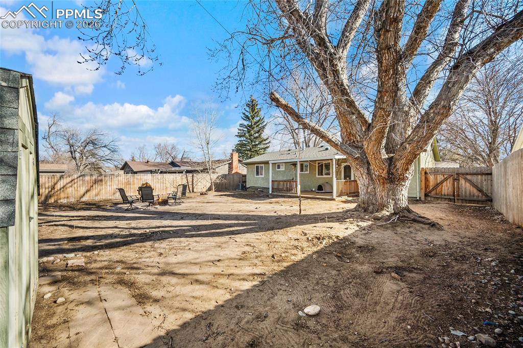 Image 30 of 40: Yard