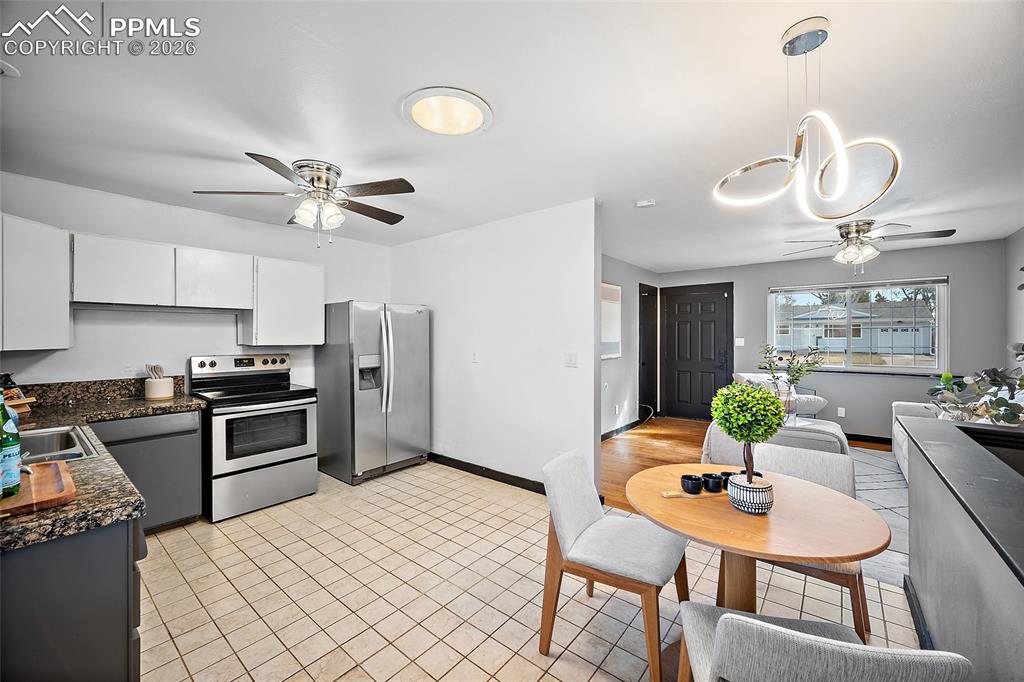 Image 7 of 40: Kitchen