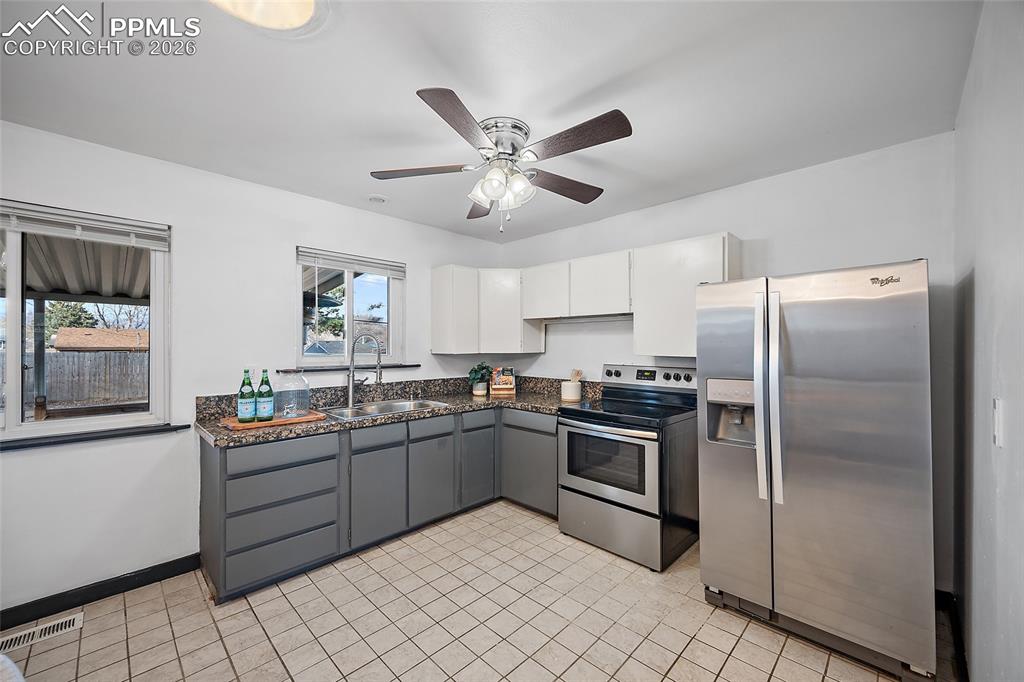 Image 9 of 40: Kitchen