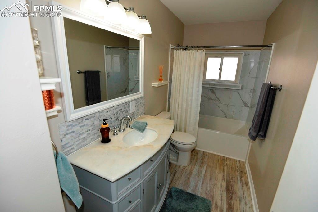 Image 14 of 41: Bathroom