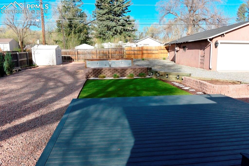 Image 35 of 41: Yard