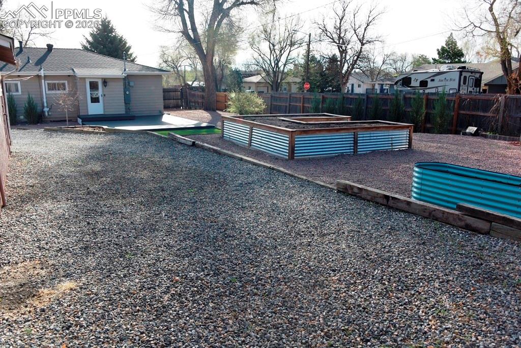 Image 39 of 41: Yard