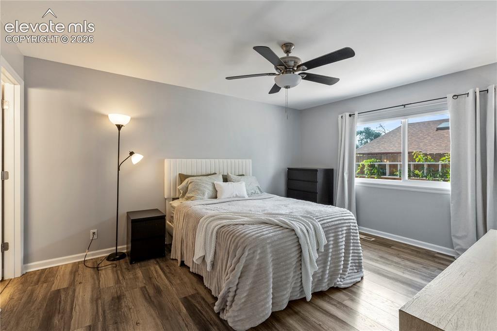 Image 12 of 20: Nice size primary bedroom on main level