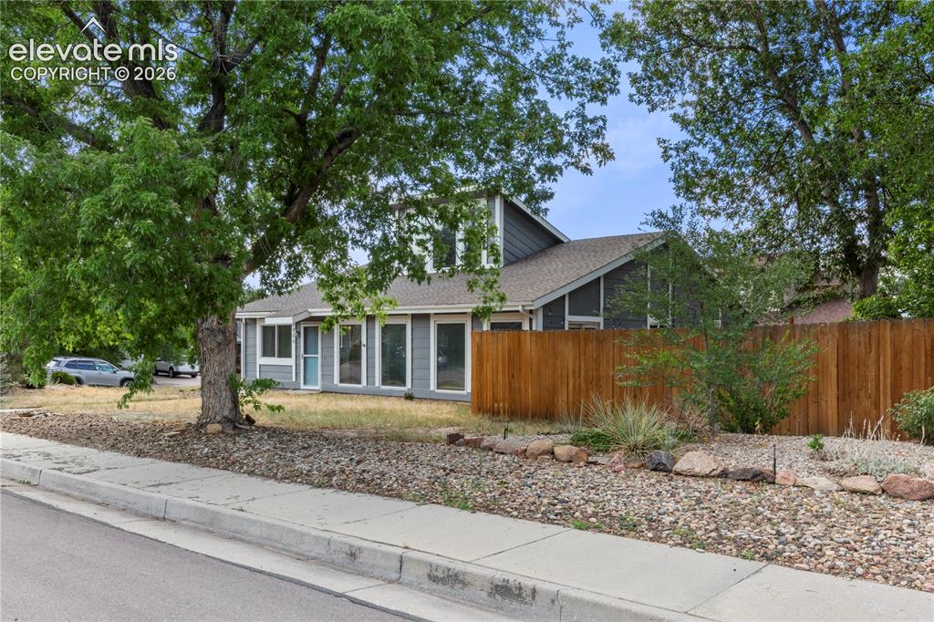 Image 2 of 20: Mature landscaping