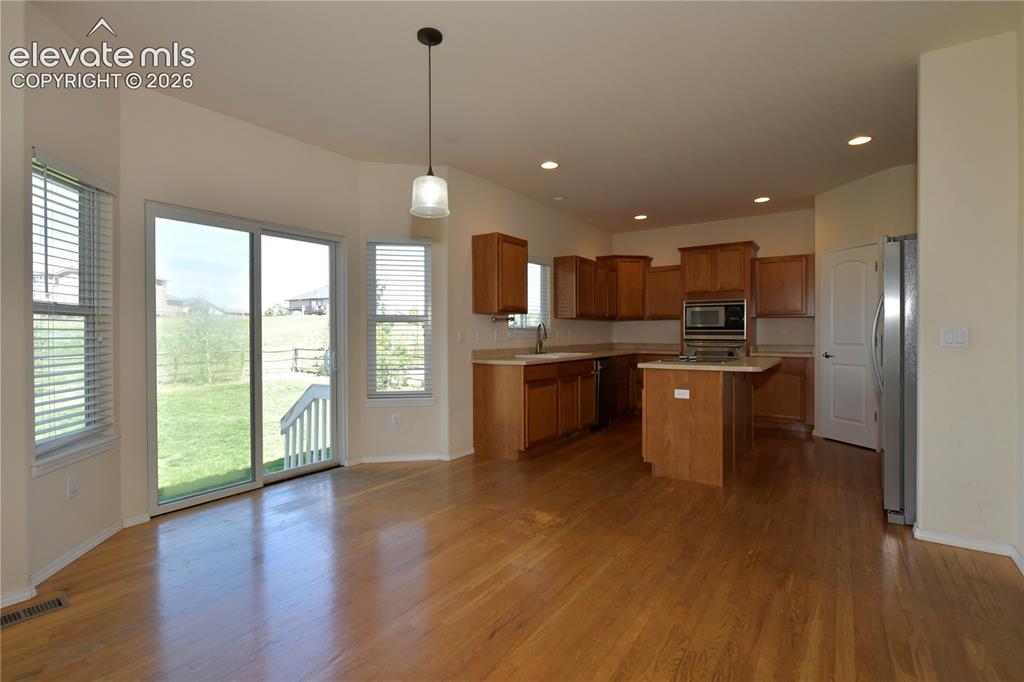 Image 12 of 32: Dining Area