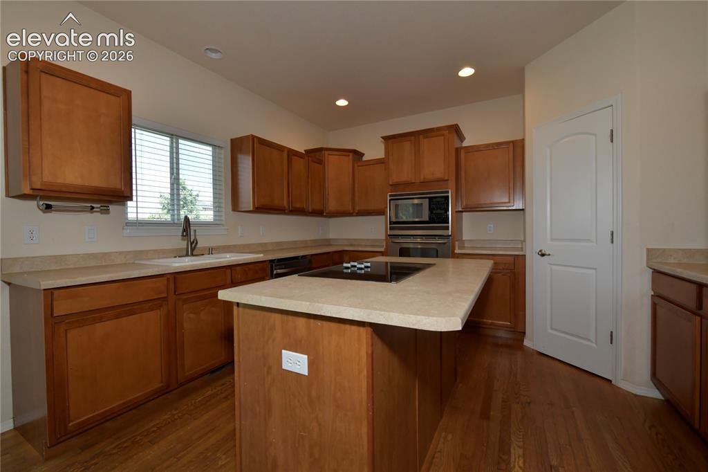 Image 9 of 32: Kitchen