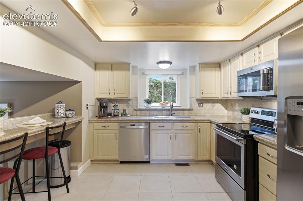 Image 12 of 50: Kitchen