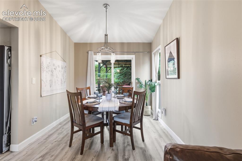 Image 18 of 50: Dining Area