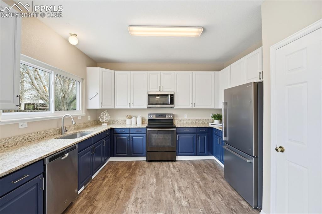 Image 10 of 42: Kitchen