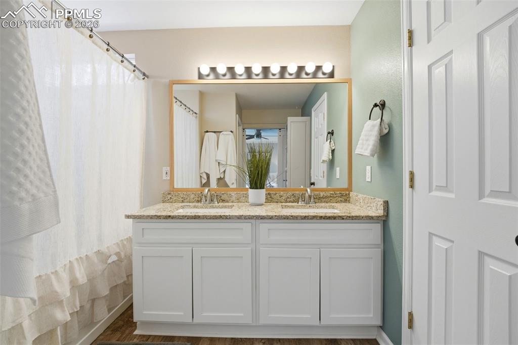 Image 22 of 42: Bathroom