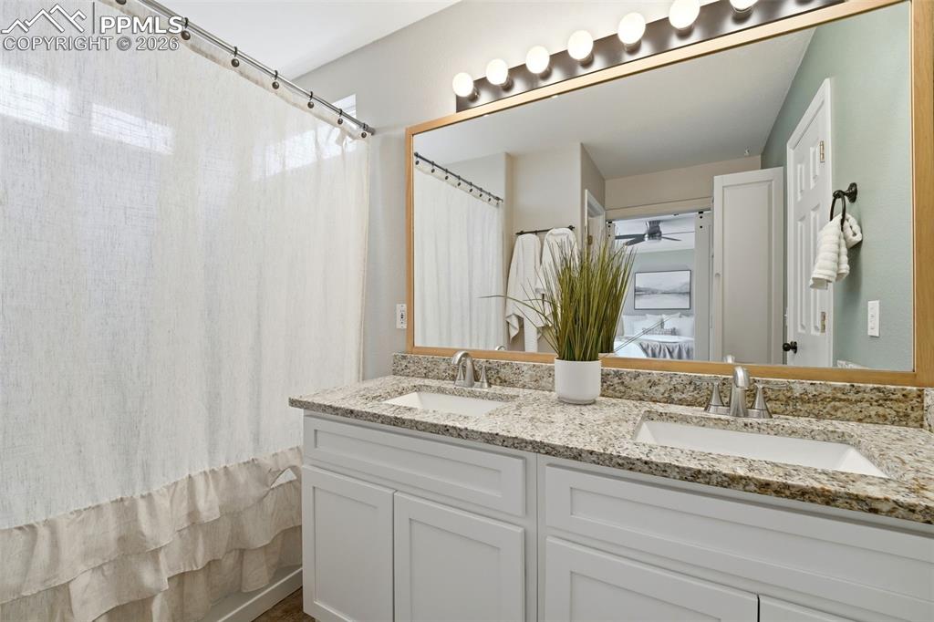 Image 23 of 42: Bathroom