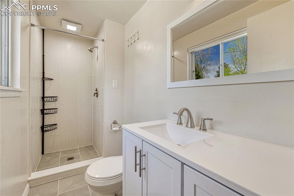 Image 15 of 34: Bathroom