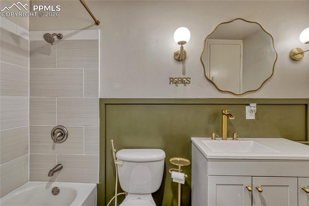 Image 18 of 34: Bathroom