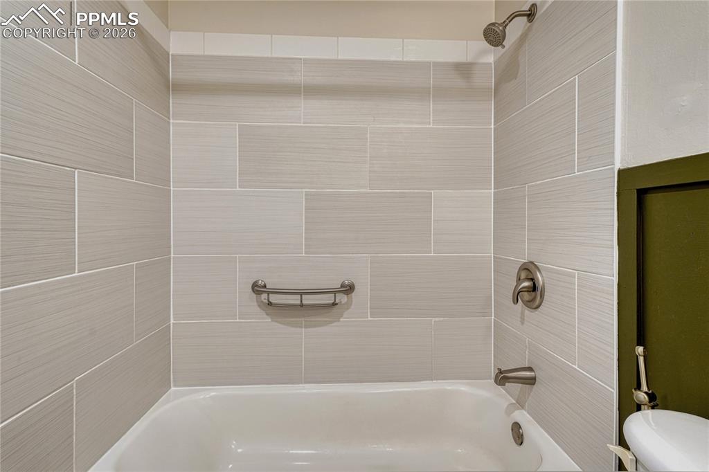 Image 19 of 34: Bathroom