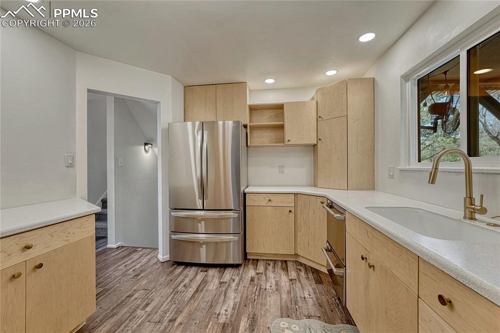 Image 4 of 34: Kitchen