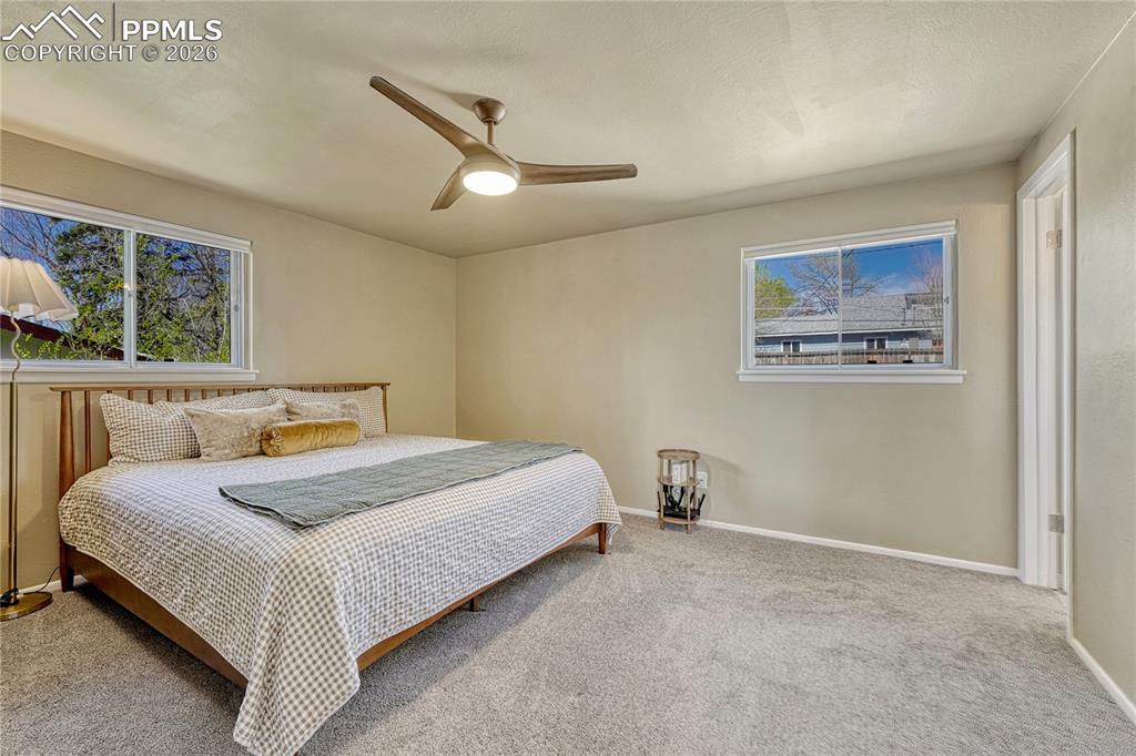 Image 5 of 34: Bedroom