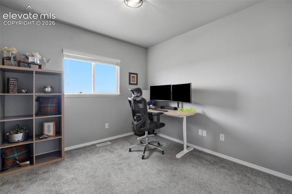 Image 18 of 30: Bedroom
