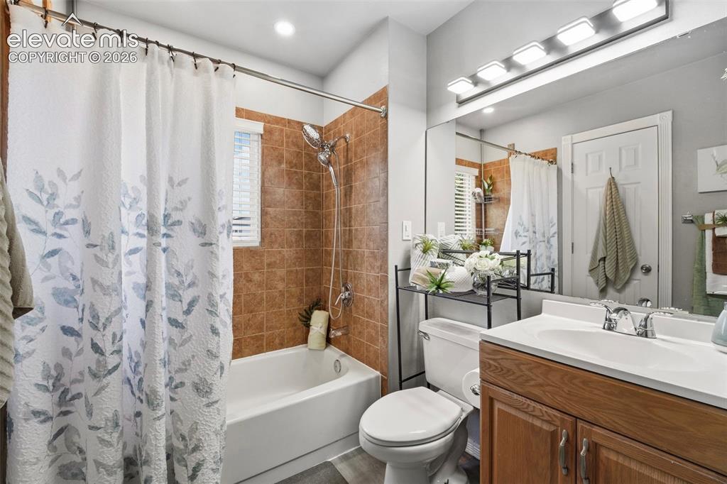 Image 19 of 30: Bathroom