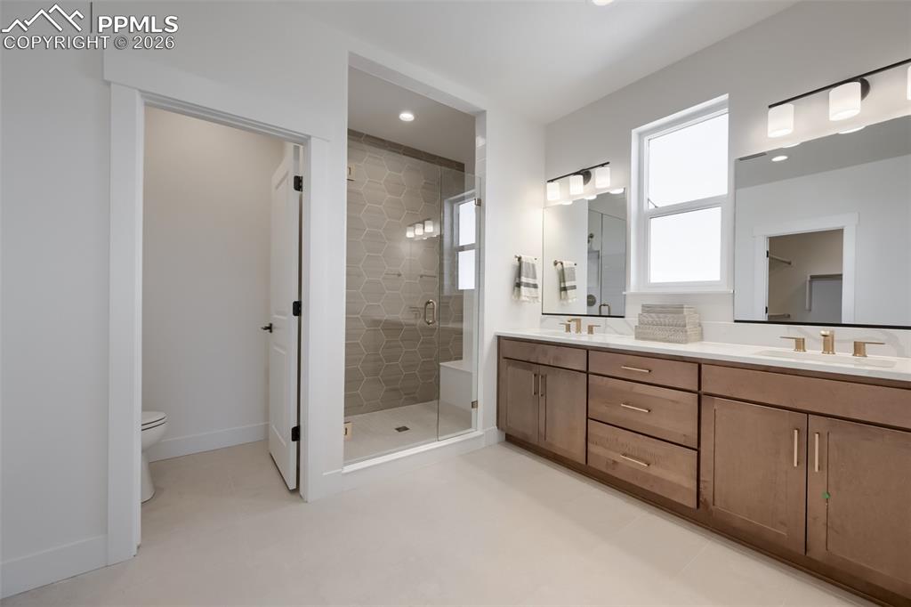 Image 10 of 13: Bathroom