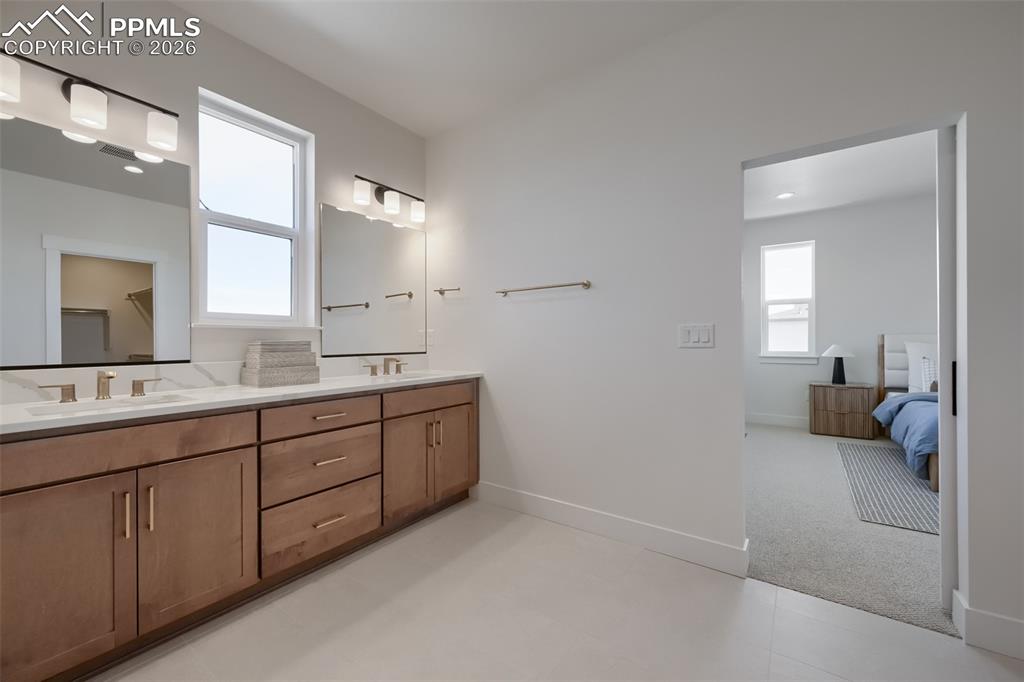 Image 11 of 13: Bathroom