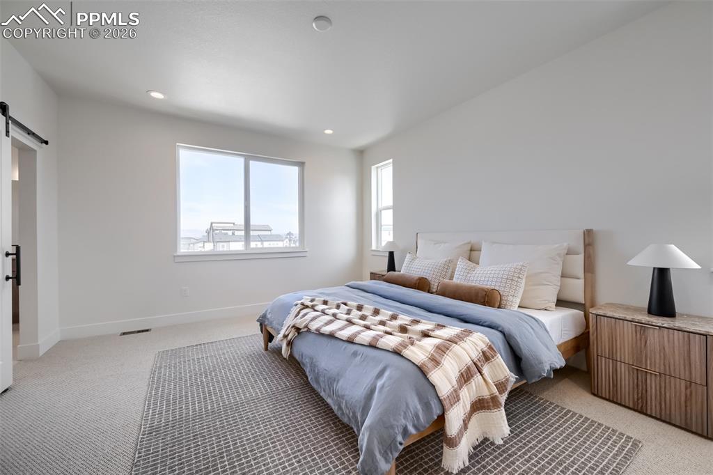Image 7 of 13: Bedroom