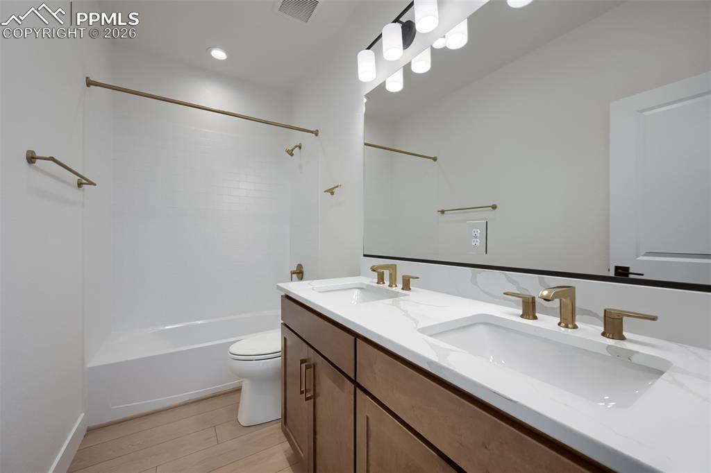 Image 9 of 13: Bathroom
