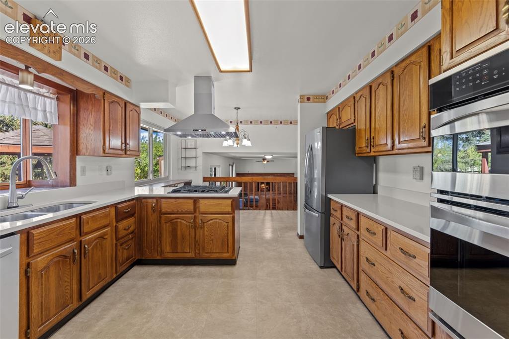Image 10 of 47: Kitchen