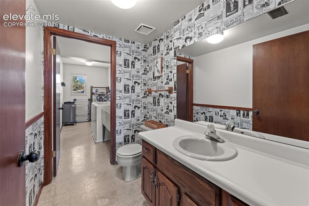 Image 16 of 47: Bathroom