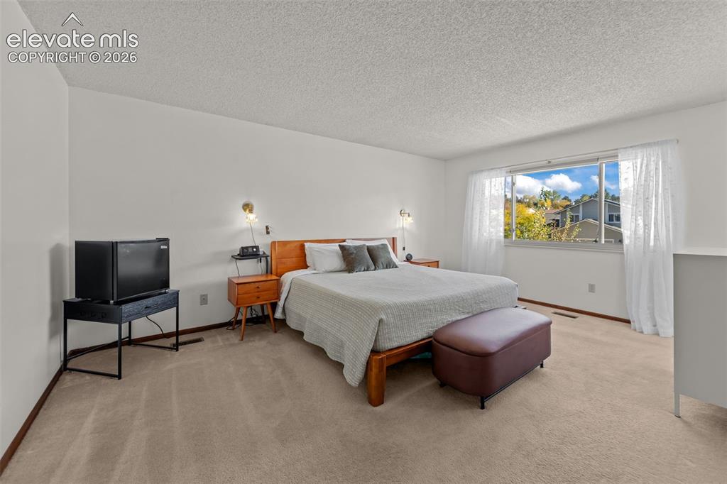 Image 18 of 47: Bedroom