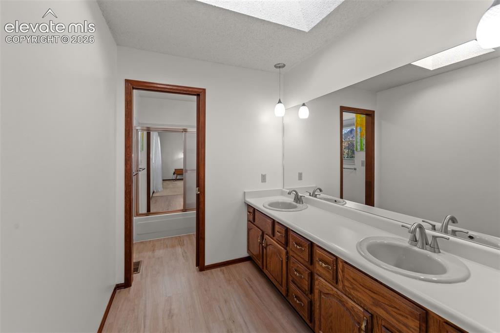 Image 20 of 47: Bathroom