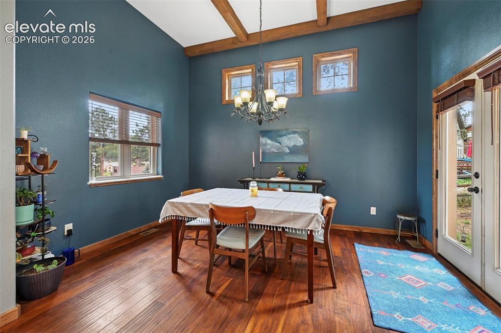 Image 17 of 48: Dining Area