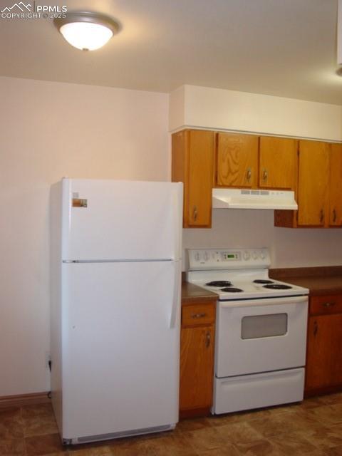 Image 12 of 16: 2002 Kitchen