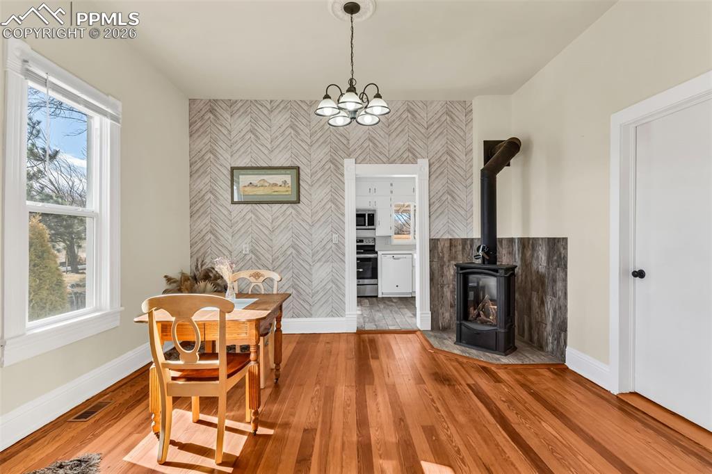 Image 10 of 50: Dining Area