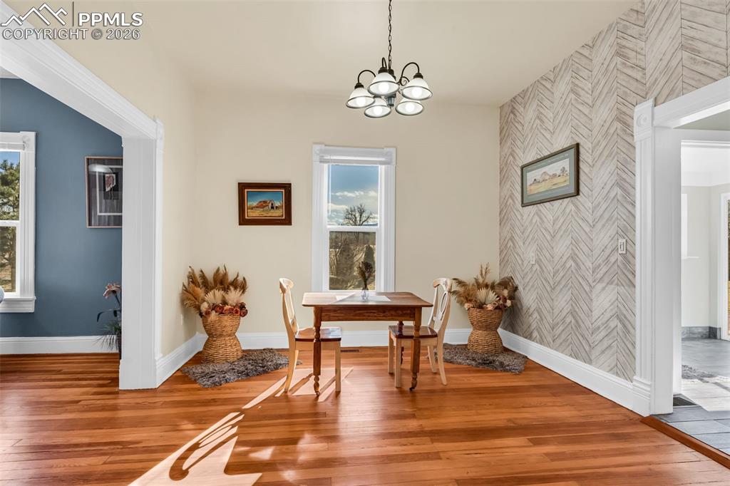 Image 11 of 50: Dining Area