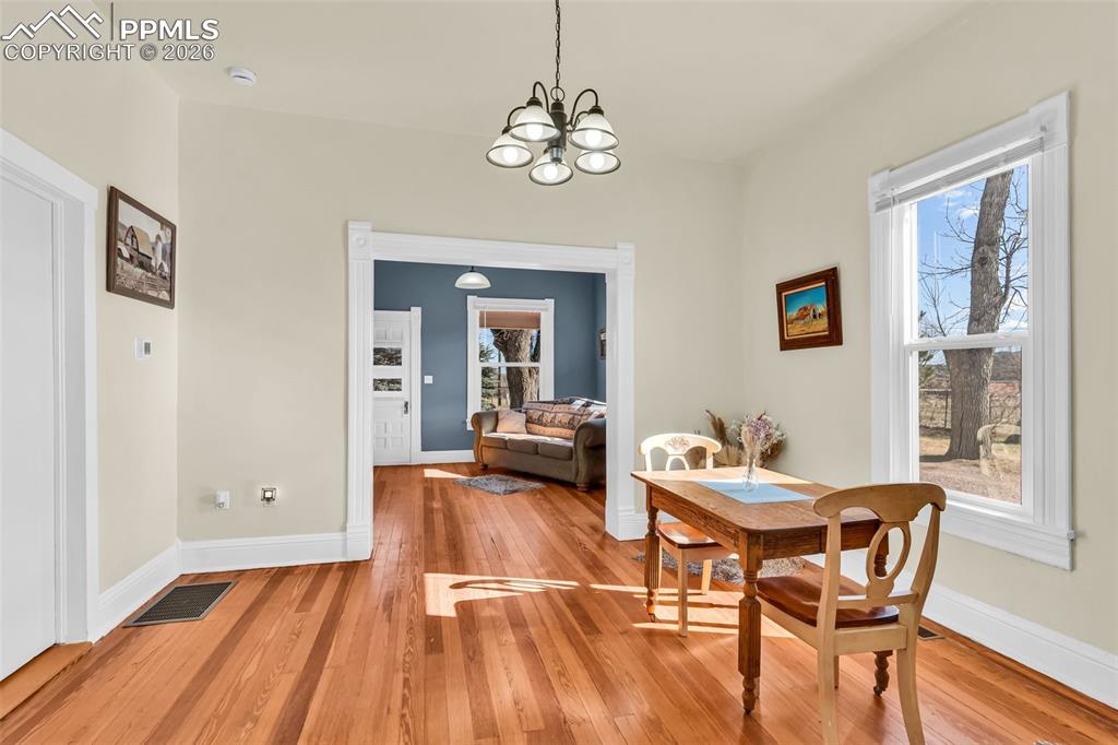 Image 12 of 50: Dining Area