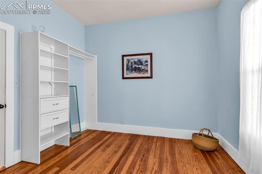 Image 14 of 50: Bedroom