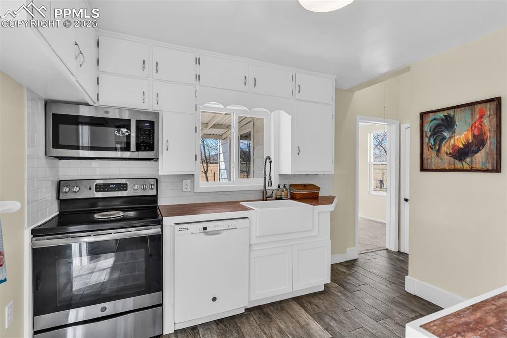 Image 18 of 50: Kitchen