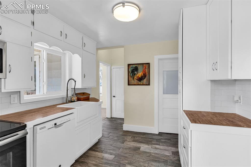 Image 19 of 50: Kitchen