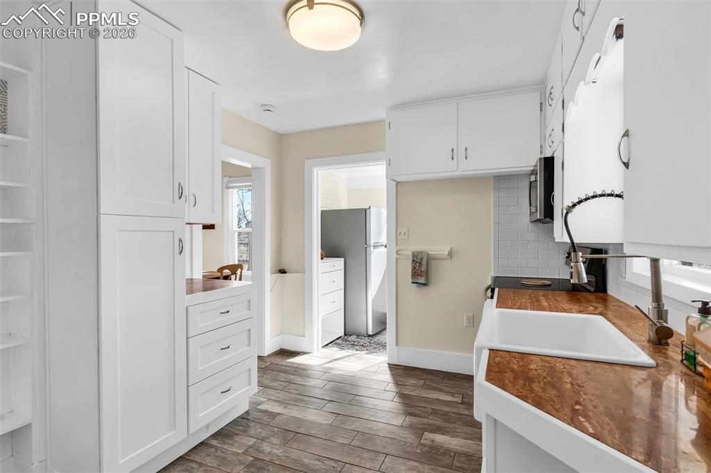 Image 22 of 50: Kitchen