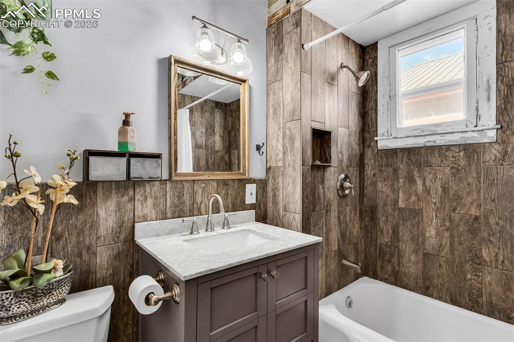 Image 26 of 50: Bathroom