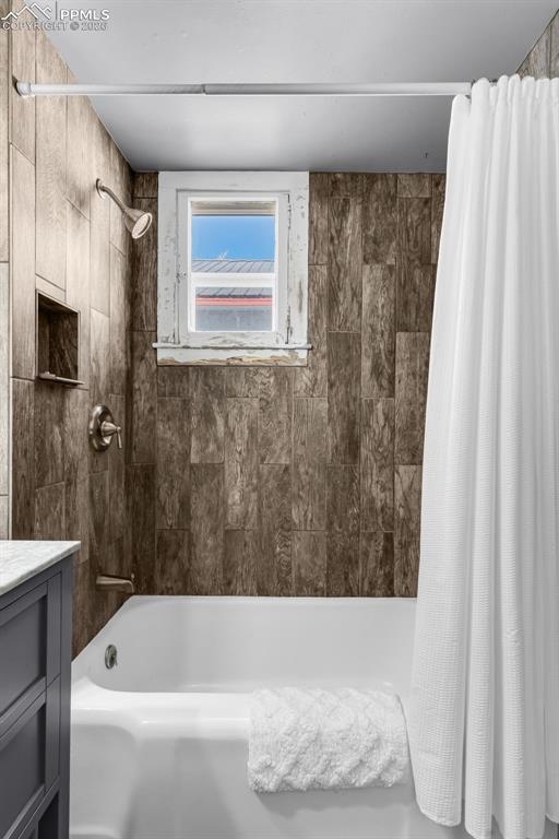 Image 27 of 50: Bathroom