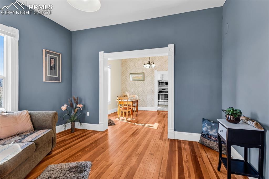 Image 5 of 50: Living Room