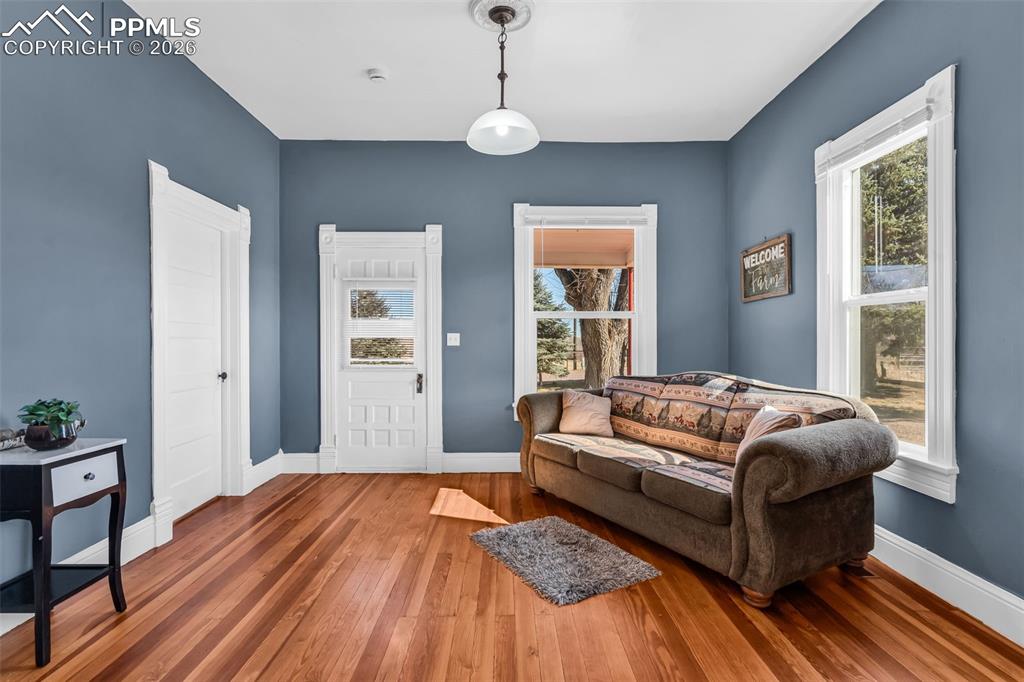 Image 7 of 50: Living Room