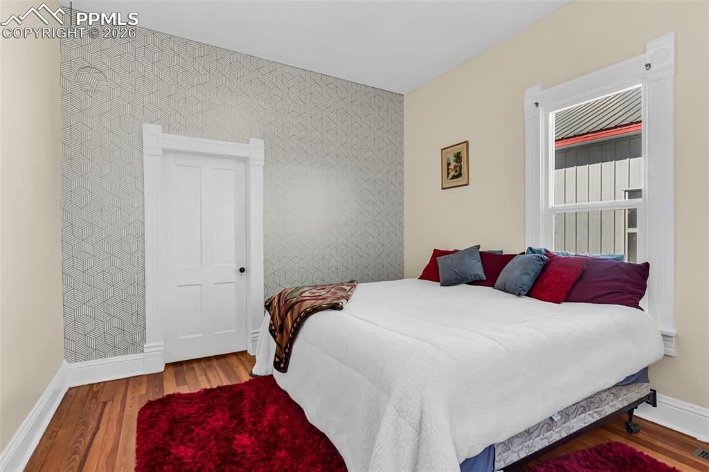 Image 8 of 50: Bedroom