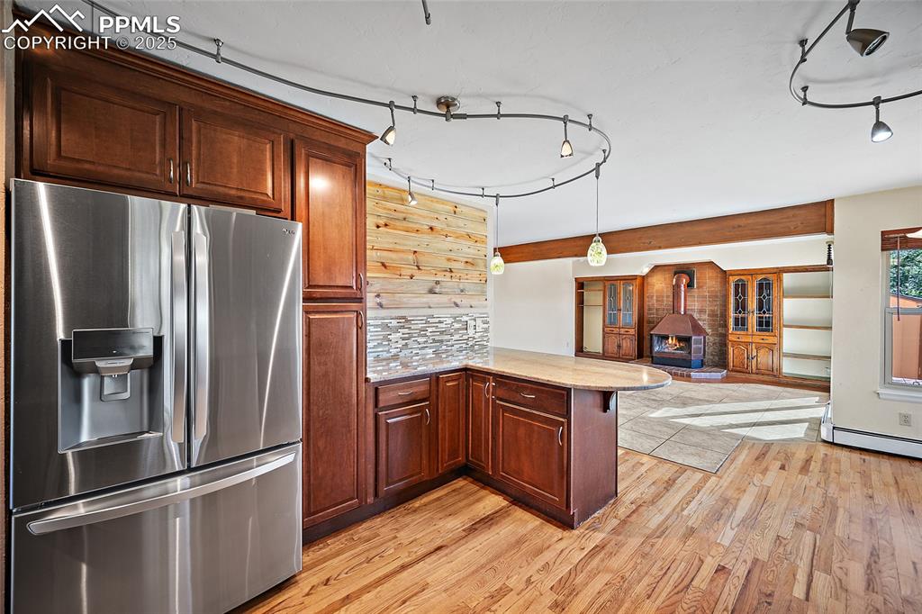 Image 10 of 50: Kitchen