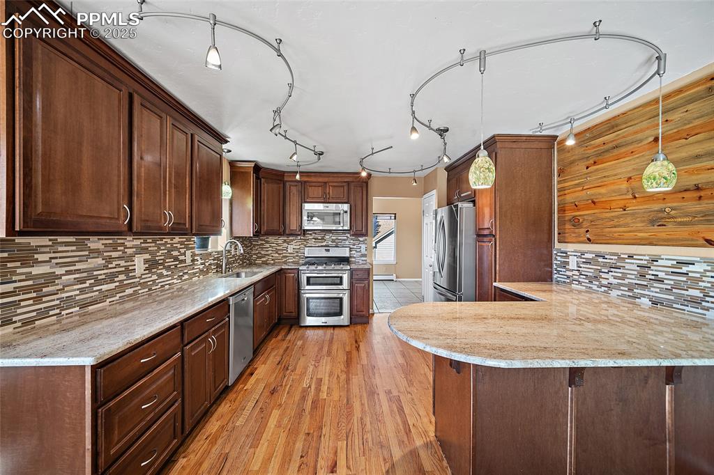 Image 11 of 50: Kitchen