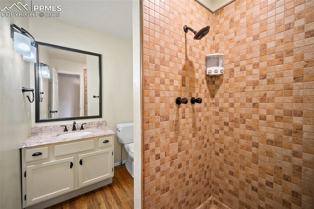 Image 16 of 50: Bathroom