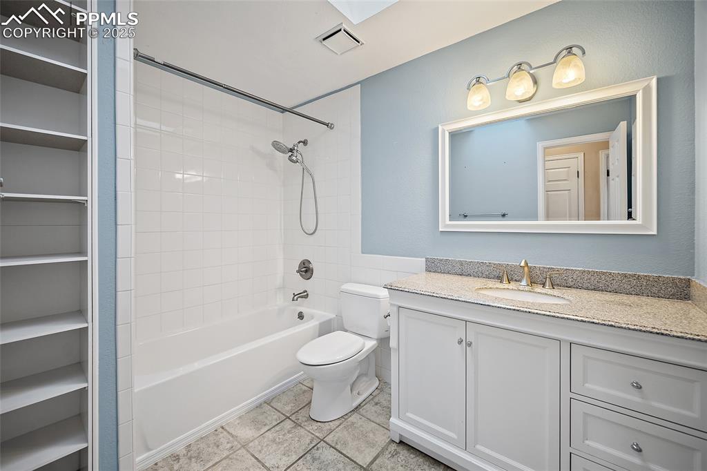 Image 28 of 50: Bathroom