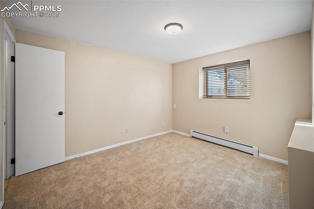 Image 35 of 50: Bedroom