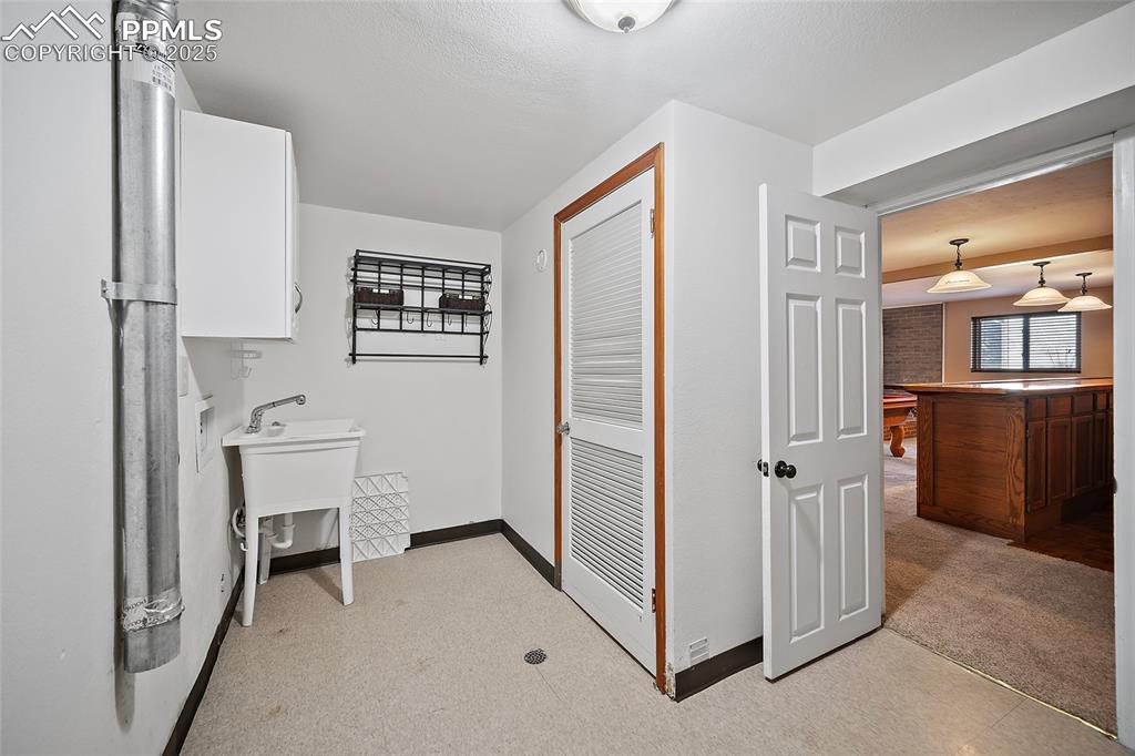 Image 37 of 50: Laundry